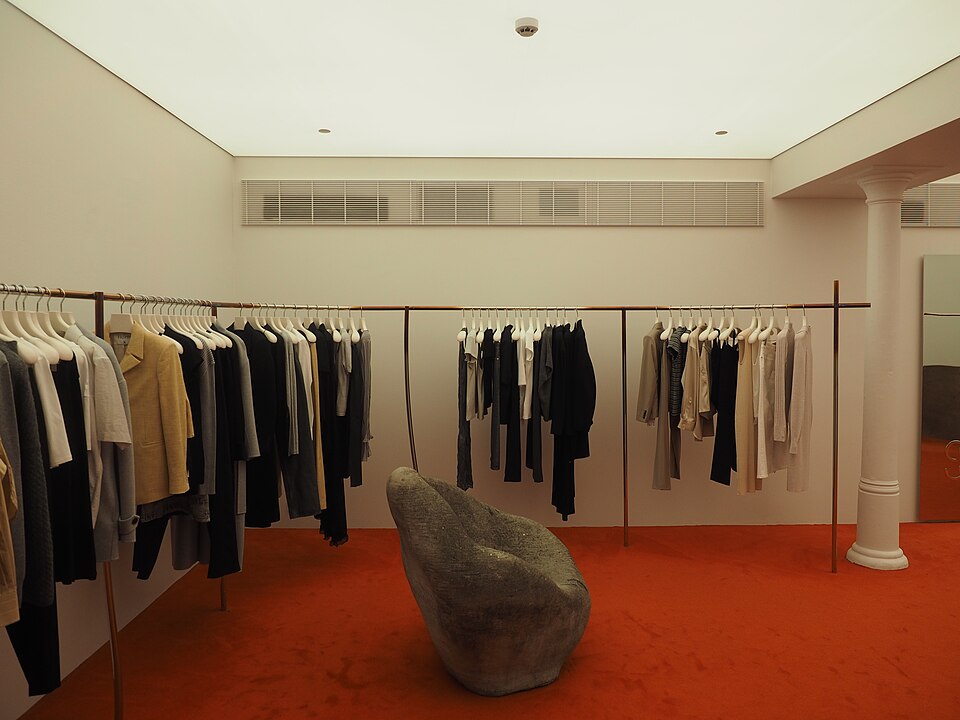 Foto: Wikimedia Commons / CC BY-SA Tienda de ropa con percheros: ecommerce de moda y decoración Christies